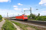 Die Br 101 100 fährt mit dem EC9 aus Hamburg Altona durch Eimeldingen Richtung Zürich.