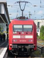 101 018 in Münster Hbf am Zugschluss des umgeleiteten IC Amsterdam - Berlin (fährt im  Sandwich -Betrieb), 05.08.2022