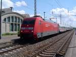 BR101 076-8 fhrt hier gerade mit IC 2455 im Greifswalder Hbf ein, um kurz darauf ihre Fahrt in Richtung Stralsund fortzusetzen. (KBS 203) (28.05.04)