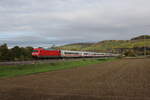 101 056 mit dem  IC Königssee  aus Gemünden kommend am 11. Oktober 2022 bei Himmelstadt am Main.