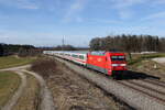 101 025 aus München kommend am 22. Februar 2023 bei Hütt im Chiemgau.