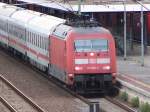 101 022 am 27.08.2007, mit IC 2131 Norddeich Mole - Cottbus, kurz vor der Abfahrt aus Brandenburg Hbf.