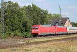 DB 101 138-6 und mitlaufende 101 067-7 am 17.07.2025 in Höhe der S-Bahnstation Köln-Longerich in Fahrtrichtung Neuss.
Der planmäßig um 16:57 Uhr im Hbf-Köln endende IC 2311 wird dann offenbar regelmäßig ca. 30min später zur Abstellung nach Dortmund überführt.