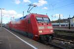 Hagen Hbf am 18.10.2025 um 11:50 Uhr: 
Die beiden als ICE-Abschlepploks fungierenden und mit Scharfenberg-Kupplungsadaptern ausgestatteten 101 069-3 und 101 083-4 mit angehängtem ICE2  Essen , Steuerwagen 808 039 voraus unterwegs in Fahrtrichtung Köln.