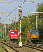 Lokwechsel in Bad Bentheim: 193 766 hat den IC von Amsterdam bis Bad Bentheim gebracht. Der Stromabnehmer für Gleichspannung im niederländischen Netz ist noch gehoben und muss gleich gesenkt werden. Anschließend wird die Oberleitung im Bahnhofsgleis auf die Wechselspannung des deutschen Netzes umgeschaltet und 101 055-2 kann zum IC an den Bahnsteig rangieren. Der Lokwechsel von Vectron auf BR 101 fand nur wenige Wochen in Bad Bentheim statt als eine Vectron im Herbst 2023 probeweise an den IC in den Niederlanden eingesetzt wurde. Ab dem Fahrplanwechsel im Dezember 2023 ist der Lokwechsel durch den durchgehenden Einsatz der Mehrsystemvectron von Amsterdam bis Berlin nicht mehr nötig. Von September 2025 bis November 2025 wurden die Züge von Berlin nach Amsterdam schrittweise auf ICE3neo umgestellt. Das Foto ist im Oktober 2023 entstanden. 