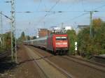 Die BR 101 115-4 mit IC 2113 nach Stuttgart am Haken,bei der Durchfahrt in Dsseldorf-Benrath,Dsseldorf-Benrath ist eine RE und S-Bahn Haltestelle,die Durchfahrt eines ICE,IC,EC, wird durch
Lautsprecher-Ansagen angekndigt.(13.10.2007)