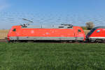 Der  München-Nürnberg-Express   (München Hbf - Nürnberg Hbf) durchfährt am 17.4.26 bei Vierkirchen, Schublok war leider die 101 043, anstatt der angekündigen DEVK.