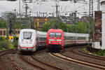 In D�sseldorf Volksgarten bieten sich oft Interessante Motive mit Z�gen welche zum oder vom Abstellbahnhof fahren. Hier f�hrt ein 412er langsam von D�sseldorf Hbf in Richtung D�sseldorf Abstellbahnhof w�hrend 101 120-4 mit einem IC von D�sseldorf Hbf in Richtung K�ln Hbf vorbeizieht.

D�sseldorf 13.07.2024