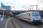 Etwa 20 Minuten nach der 101 127-9 traf die aus Jena-G�schwitz kommende 101 013-1 in IC-Lackierung mit dem IC 2152 am 13.05.2026 im D�sseldorfer Hauptbahnhof ein