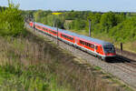 Der  München-Nürnberg-Express  (München Hbf - Nürnberg Hbf)  MüNüX  durchfährt am Morgen des 4. Mai 2026 Asbach.  Schublok war die 101 074.