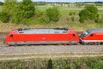 Der  München-Nürnberg-Express  (München Hbf - Nürnberg Hbf)  MüNüX  durchfährt am Morgen des 4. Mai 2026 Asbach.  Schublok war die 101 074.