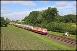 Auf der Hinfahrt nach Mecklenburg-Vorpommern kam am 10.6.2026 um 09.55 Uhr die DB 101001 Rheingold Lok mit der gleichnamigen Nostalgie Garnitur �ber die Rollbahn bei Osnabr�ck - Hellern. Der Zug war f�r AKE unterwegs.