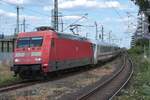 04.07.2025, 18:06 Uhr: 101 120-4 mit IC 2012 bei der Einfahrt in K�ln Messe/Deutz (Tief) auf Gleis 12. - Aufgrund planm��iger Sperrung der linksrheinischen Strecke zwischen H�rth-Kalscheuren u. Bonn Hbf vom 02.07. bis 10.07. werden die letzten planm��ig verkehrenden InterCity �ber Koblenz, Bonn-Beuel, K�ln Messe/Deutz (Tief) nach D�sseldorf geroutet. Die +30 min�tige Versp�tung brachte leider mit sich, dass die Fotostelle, wo der Zug in den tiefer liegenden Bahnhofsteil 'abknickt' im Schatten einer dunklen Wolke lag.
