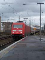 101 067 von Leipzig nach Kln fhrt in den Bahnhof Hannover ein (8.9.2007)