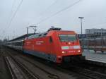 BR 101 019-8 (bahneigene Werbung) mit EC 101 nach Chur bei der Einfahrt mit +10 (Streiktag der GDL) im Bochumer Hbf.