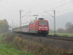 Die 101 140-2 zieht bei dichtem Nebel am Morgen des 18.11.07 einen IC durchs Leinetal und hat kurz vor der Aufnahme das Gut Wispenstein im gleichnamigen Ort passiert