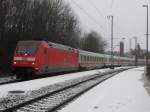 101 074-3 zog am 31.12.2007 einen IC durch den etwas verschneiten Bahnhof Goldshfe.