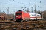 101 042 legt sich mit dem InterCity 2113, von Hamburg-Altona nach Stuttgart Hbf, bei Bochum-Ehrenfeld in die Kurve.