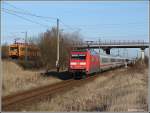 IC 2213 mit der 101 105 aus dem Ostseebad Binz auf dem Weg nach Rostock.