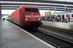 101 026 mit einem EC aus Verona P.N. bei der Einfahrt in Mnchen Hbf. 