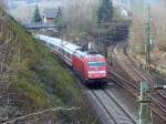 101 143-6 zieht einen InterCity von Dsseldorf Hbf nach Leipzig. Hier hinter dem Bahnhof Altenbeken bei der Abzw. zum Rehbergtunnel am 27.03.08