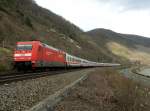 Leider war die Sonne kurz weg, als 101 004 mit IC 2025 nach Frankfurg(Main) bei Boppard um die Rheinkurve kam.