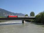 Eine 101 berquert mit EC 85 die Innbrcke bei Brixlegg.