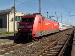 BR101 004-0 vor IC2455  Pommersche Bucht  auf dem Weg von Dsseldorf ber Berlin und Stralsund nach Binz. Das Foto entstand am 10.09.04 bei der Einfahrt in den Greifswalder Hbf.