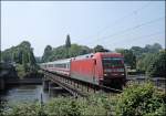 Auf dem Weg von der Elbe nach Niederbayern berquert die 101 006 mit dem InterCity 2029 von Hamburg-Altona nach Passau den Harkortsee bei Wetter(Ruhr).