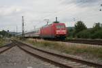 101 053 ist mit IC 2054 Frankfurt-Saarbrckem am 9.7.2008 bei Heddesheim unterwegs.