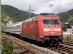 BR 101 057-8 zieht einen IC durch den Bahnhof Boppard am Rhein in Richtung Mainz.