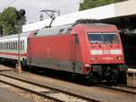 BR 101 039 fhrt mit einem IC in Mannheim Hbf ein.