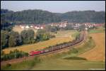 101 132 bringt am Morgen des 24.07.08 einen gemischten Gterzug ber die Filsbahn (KBS 750) nach Ulm Rbf, aufgenommen am Km 72,2 bei Lonsee.