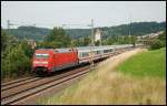 Die 101 009 zieht einen InterCity in Richtung Mnchen. Aufgenommen im Juli 2008 in Urspring.