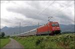 101 014 (9180 6 101 014-9 D-DB) schiebt den IC 2295 nach Salzburg Hbf.