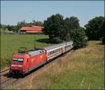 Am Zugschluss schiebt die 101 125 (9180 6 101 125-3 D-DB) den IC 2295 nach Salzburg Hbf.