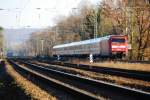 Die 101 061-0 schiebt den IC 2141 am 26.12.2008 in Richtung Bielefeld. Aufgenommen in BI-Brackwede. Die meisten Zge, so auch der hier, haben an dieser Stelle fast Hchstgeschindigkeit; der extreme Zoom sorgt leider fr etwas Unschrfe. Interessant an der schiebenden 101 ist, das sie 08.2000 - 04.2002 Werbetrger fr Bayer Makrolon war und eine vllig andere Farbgebung hatte.