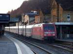 101 021-4 steht mit einem InterCity im Bahnhof von Altenbeken am 28.12.08