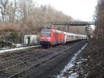 101 012-3 passiert am 05.02.09 versptet mit EC 188 aus Verona die markante Fugngerbrcke am Mnchner Nockherberg.