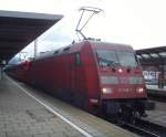 101 089-1 und die frisch umlackierte 101 001-6 stehen mit ihrem EC100 nach Hamburg-Altona auf Gleis 1 in Freiburg.