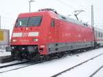 Sie ist wieder ohne Werbung unterwegs.Am 19.Februar 2009 bespannte 101 001 den IC 2356 Binz-Dsseldorf.Hier steht der Zug im verschneiten Bahnhof Bergen/Rgen.