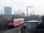 101 096-6 legt sich mit IC 2370 Konstanz - Hamburg-Altona bei der Ausfahrt aus Singen(Htw) in die Kurve.