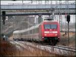 101 017-2 verlsst mit IC2186 den Hbf Stralsund.