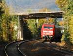 25 Minuten in Marburg Sd (XI). 

In voller Fahrt durch Marburg Sd, erst im Hauptbahnhof Marburg wird eine Vollbremsung eingeleitet, bis die Bremsen qualmen, hoffentlich keine Asbestbremsbelge (06.10.07).