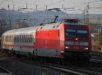 33 Minuten Marburg Hauptbahnhof (XIV). IC 2375 mit 101 089-1 nhert sich mit noch hoher Geschwindigkeit dem Bahnsteig. (03. April 2009, 18:32)