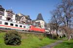 Der Intercity im Stadtpark. So gesehen in der wunderschnen Stadt Bacharach. Direkt an der Huserzeile der Altstadt zieht eine 101 ihren Zug gen Koblenz. (April 09).