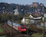 Unterm Marburger Landgrafenschloss (I) –  Hier beginnt der dritte und letzte Teil der Trilogie aus Marburg – Gerade fhrt IC 2276 (KA−HH) mit 101 100-3 nach Marburg ein.