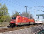 Die 101 047-9 mit Beklebung  150 Jahre Deutscher Feuerwehrverband  bringt den IC 2143 nach Leipzig.