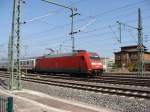 101 049-5 verlsst mit IC 2036 nach Norddeich Mole den Magdeburger Hauptbahnhof, der nchste Halt ist Helmstedt. Fotografiert am 14.04.2009 am alten Lokschuppen in der Maybachstrae.