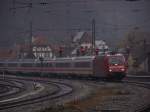 101 047-9 fhrt bei starkem regen mit einem InterCity von Mnchen kommend die Geislingen Steige herrab in Richtung Stuttgart.